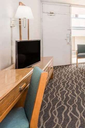 Hotel Howard Johnson by Wyndham Commerce GA photo 3