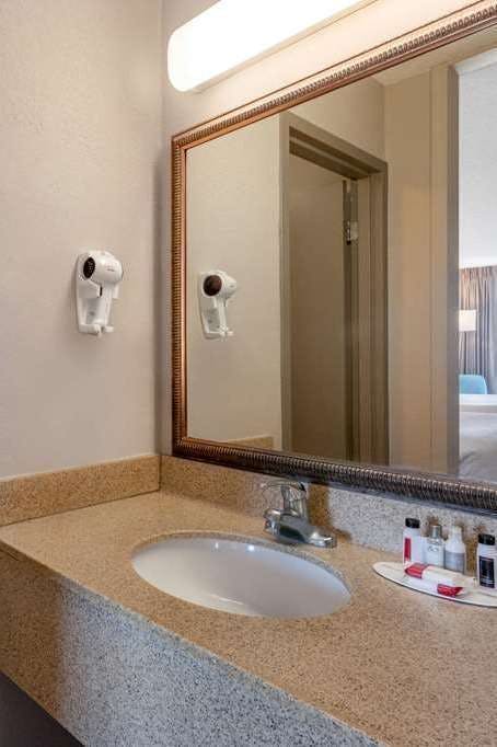 Hotel Days Inn by Wyndham Titusville Kennedy Space Center photo 4