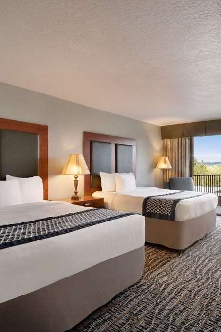 Hotel Baymont by Wyndham Bremerton WA photo 2