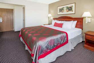 Hotel Ramada by Wyndham Columbia photo 2