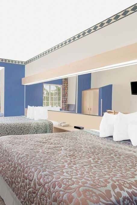 Hotel Days Inn & Suites by Wyndham Hutchinson photo 2