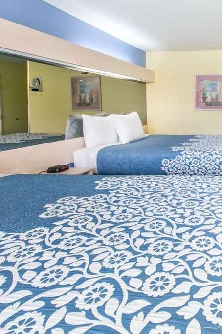 Hotel Days Inn & Suites by Wyndham Pryor photo 2