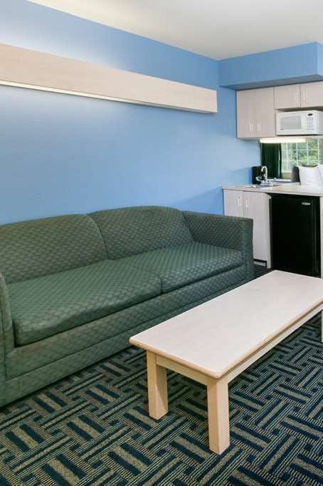 Hotel Days Inn & Suites by Wyndham Pryor photo 3