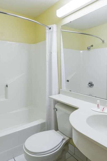 Hotel Days Inn & Suites by Wyndham Pryor photo 5