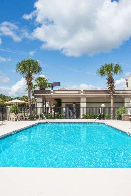 Hotel Travelodge by Wyndham Deltona photo 4