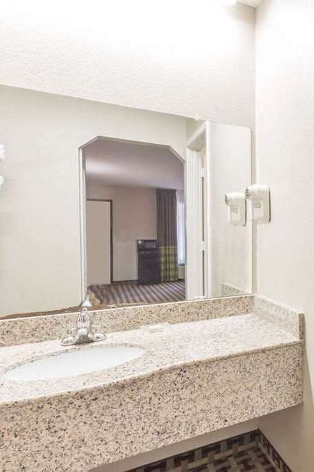 Hotel Super 8 by Wyndham Houston/Webster/NASA photo 3