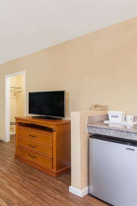 Hotel Travelodge by Wyndham San Diego SeaWorld photo 4