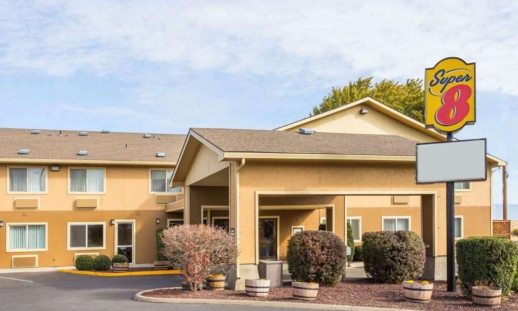 Super 8 by Wyndham LaGrande