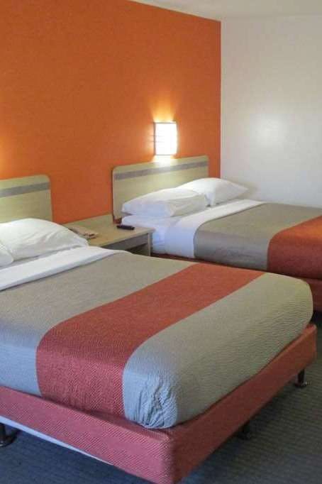 Hotel Travelodge by Wyndham Lansing photo 2