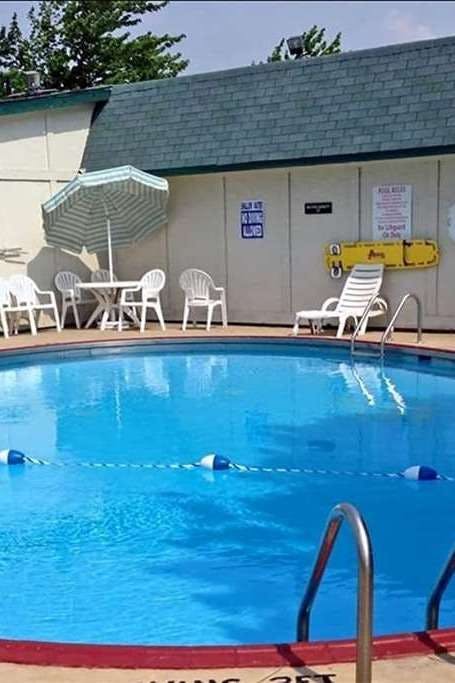 Hotel Travelodge by Wyndham Lansing photo 3