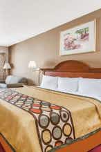 Hotel Super 8 by Wyndham Greensboro photo 1