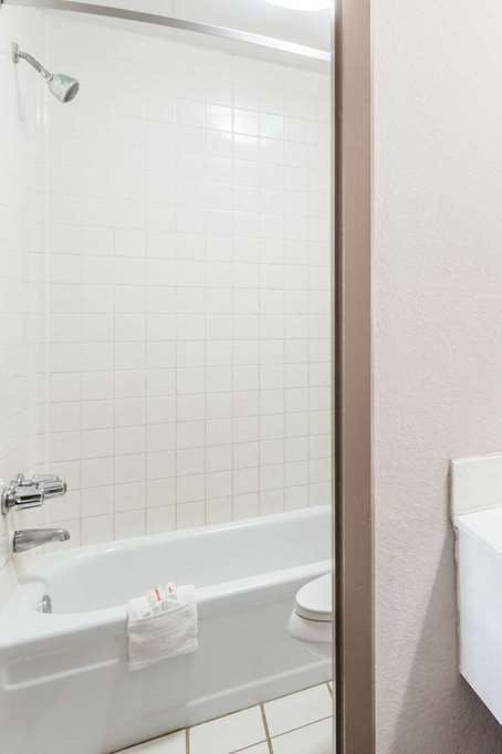 Hotel Super 8 by Wyndham Greensboro photo 3