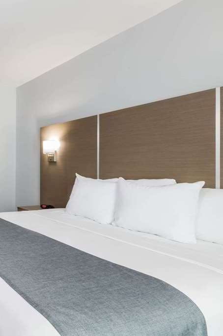 Hotel Days Inn & Suites by Wyndham Houston NW Cypress photo 1