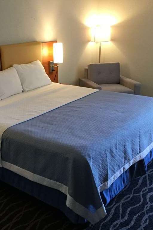 Hotel Days Inn & Suites by Wyndham Cincinnati North photo 1