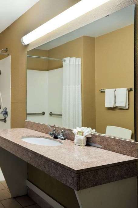 Hotel Super 8 by Wyndham San Antonio/Riverwalk Area photo 4