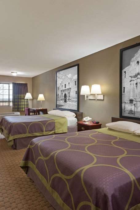 Hotel Super 8 by Wyndham San Antonio/Riverwalk Area photo 2