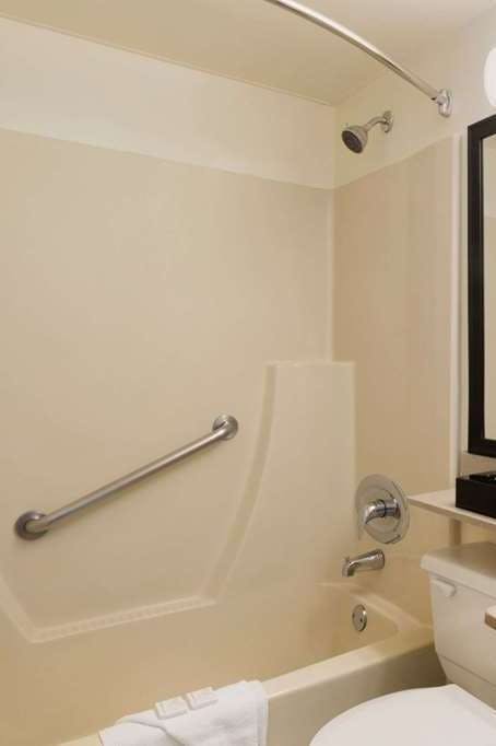 Hotel Travelodge by Wyndham Edmonton South photo 4