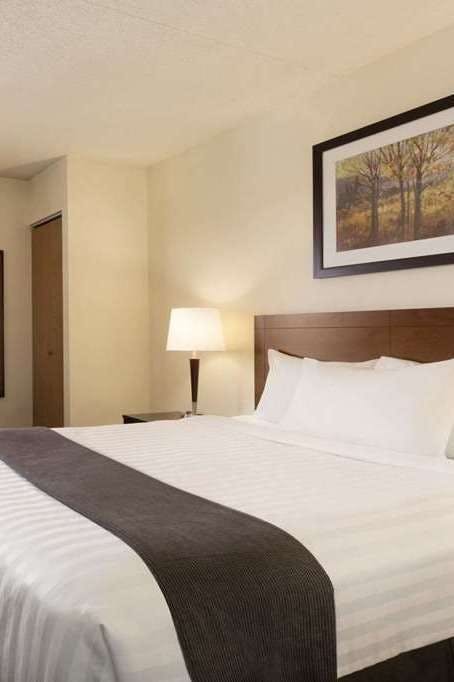 Hotel Travelodge by Wyndham Edmonton South photo 1