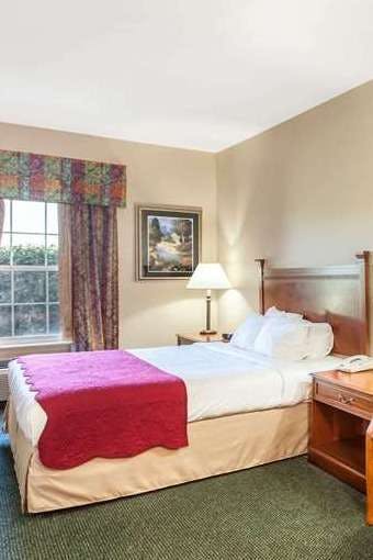 Hotel Ramada by Wyndham Sparta/At Speedway photo 1