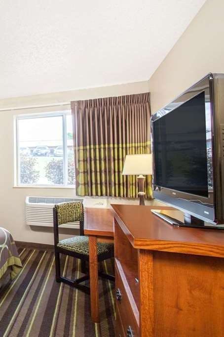 Hotel Super 8 by Wyndham Richlands/Claypool Hill Area photo 3