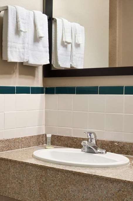 Hotel Super 8 by Wyndham McAllen/Downtown/La Plaza Mall photo 4