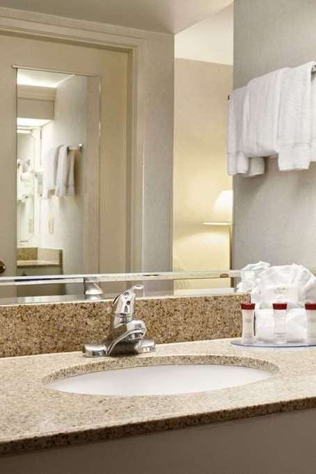 Hotel Ramada by Wyndham Costa Mesa/Newport Beach photo 4