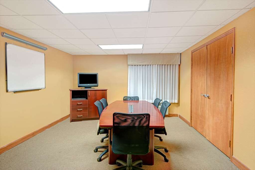 Hotel Days Inn & Suites by Wyndham Kansas City South photo 5