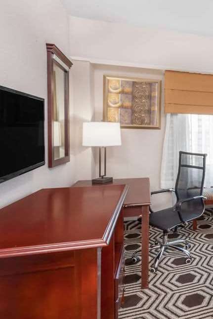 Hotel Baymont by Wyndham Delavan Near Lake Geneva photo 3