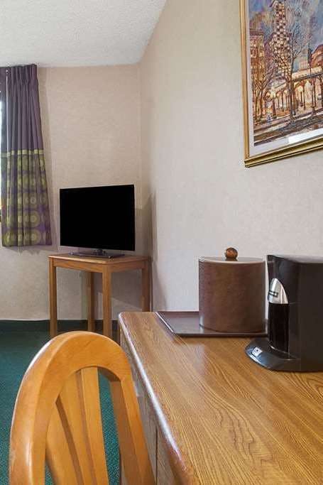 Hotel Super 8 by Wyndham Kenmore/Buffalo/Niagara Falls Area photo 3