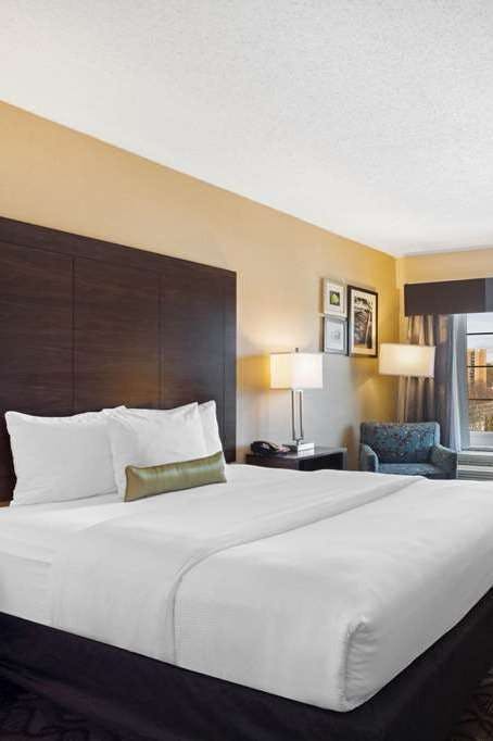 Hotel La Quinta Inn & Suites by Wyndham Springfield MA photo 1