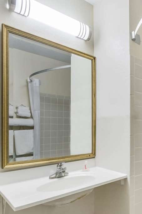 Hotel Super 8 by Wyndham Columbus/Edinburgh photo 5