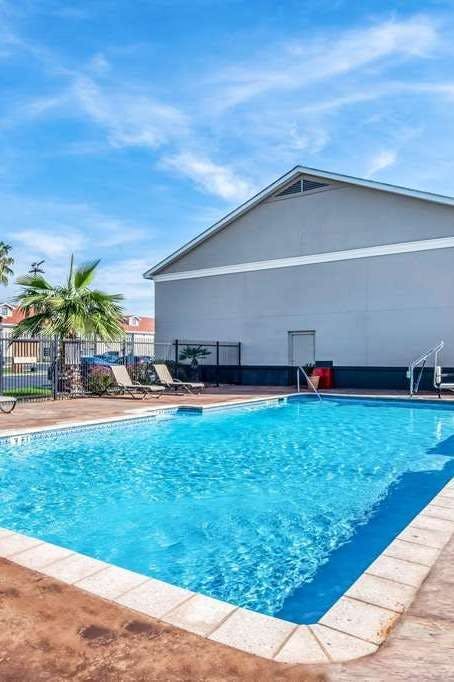 Hotel La Quinta Inn by Wyndham San Antonio Brooks City Base photo 5