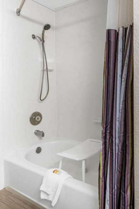 Hotel La Quinta Inn by Wyndham San Antonio Brooks City Base photo 4