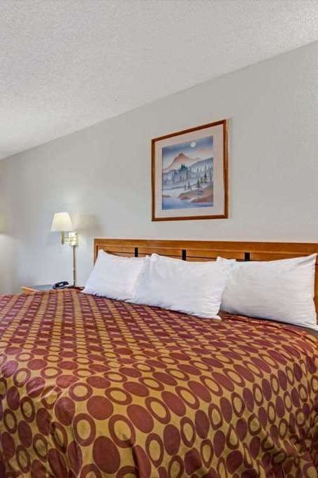 Hotel Super 8 by Wyndham Denton photo 1