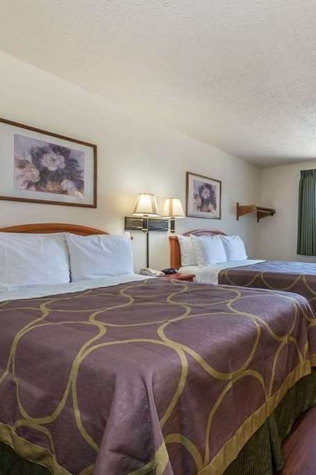 Hotel Super 8 by Wyndham Denton photo 2