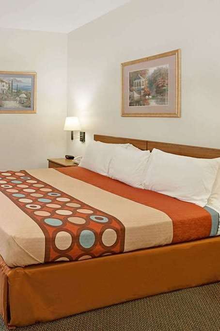 Hotel Super 8 by Wyndham Hampshire IL photo 2