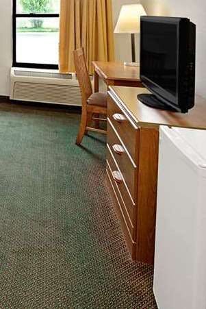 Hotel Super 8 by Wyndham Hampshire IL photo 4