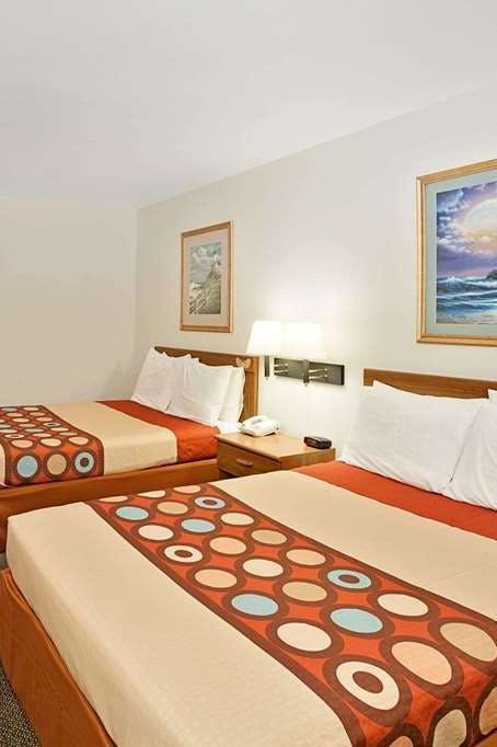 Hotel Super 8 by Wyndham Hampshire IL photo 3