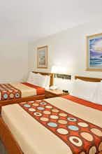 Hotel Super 8 by Wyndham Hampshire IL photo 3