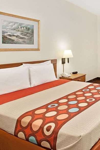 Hotel Super 8 by Wyndham Hampshire IL photo 1