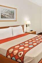 Hotel Super 8 by Wyndham Hampshire IL photo 1