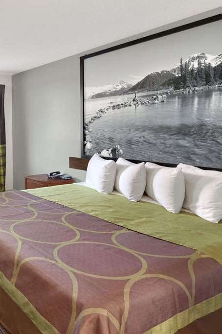 Hotel Super 8 by Wyndham Kamloops East photo 1