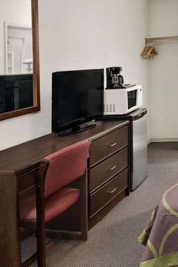 Hotel Super 8 by Wyndham Kamloops East photo 4