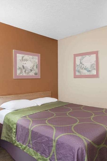 Hotel Super 8 by Wyndham Charlotte/Amusement Park Area photo 1