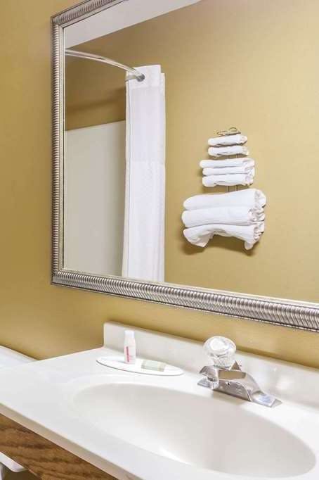 Hotel Super 8 by Wyndham Charlotte/Amusement Park Area photo 5