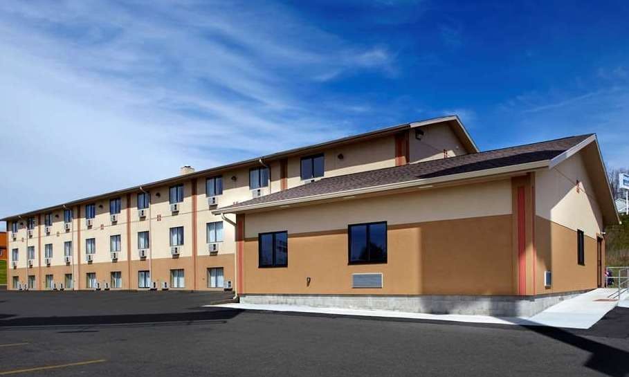 Super 8 by Wyndham St. Clairsville OH/Wheeling WV Area
