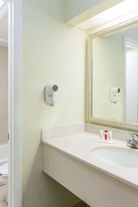 Hotel Days Inn by Wyndham Cocoa Beach Port Canaveral photo 5