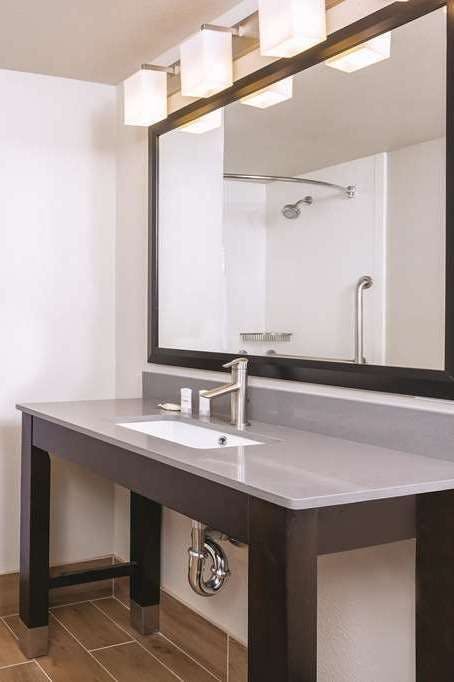 Hotel La Quinta Inn & Suites by Wyndham Fairfield - Napa Valley photo 5