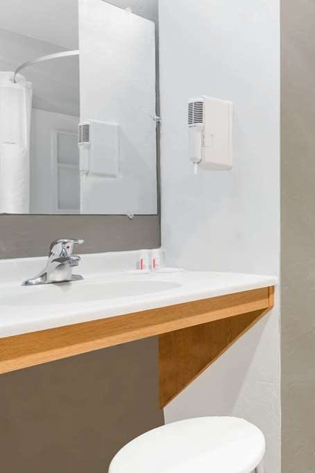 Hotel Super 8 by Wyndham Bremerton photo 5