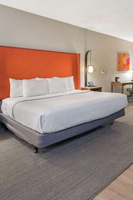 Hotel La Quinta Inn & Suites by Wyndham Orange County Airport photo 1